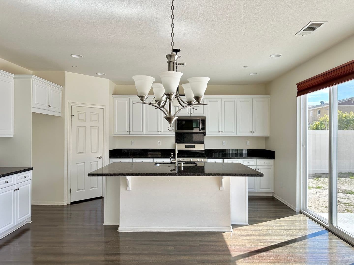 Oxnard House: 682 Seine River Way