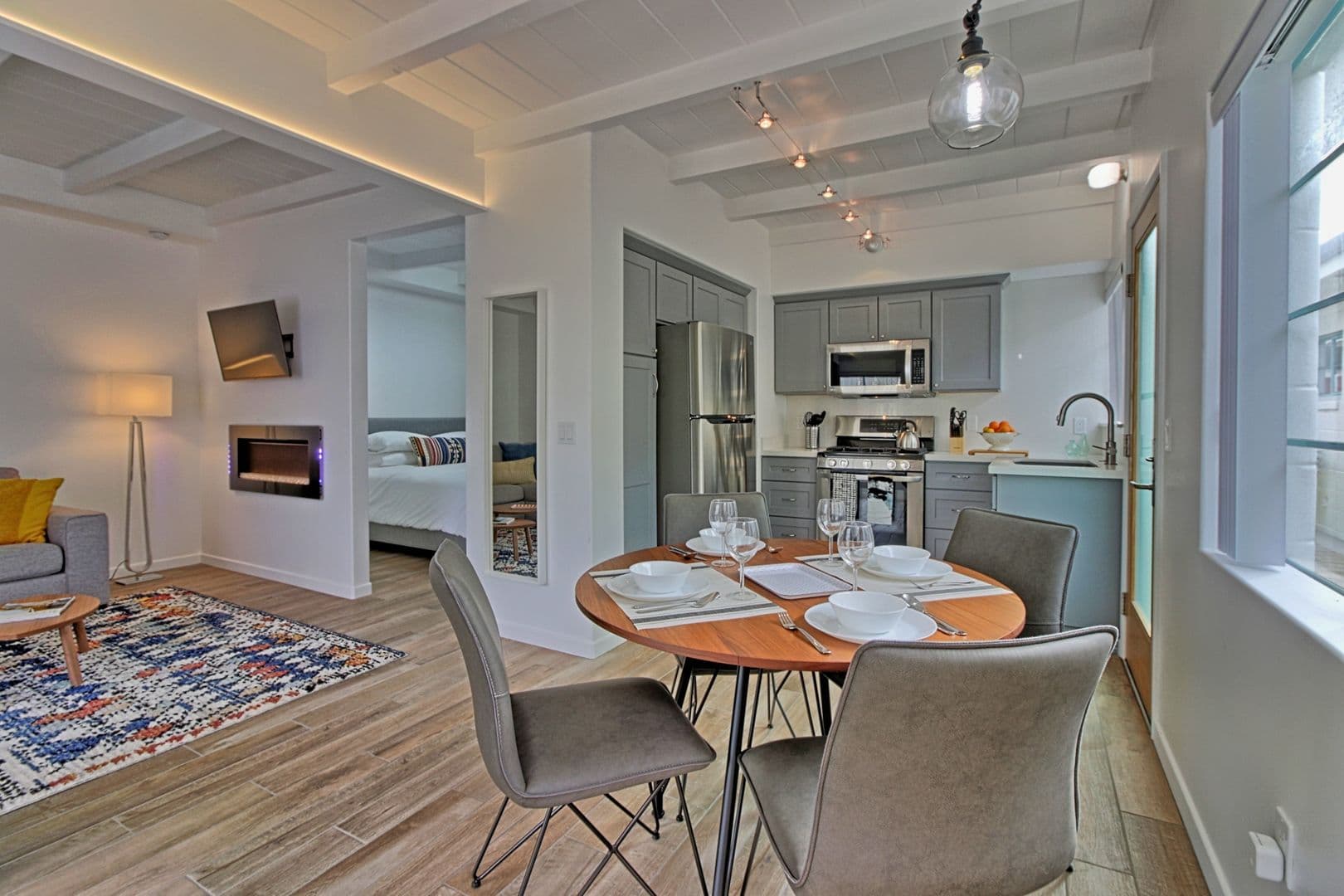 Ventura Apartment: 1072 Seaward