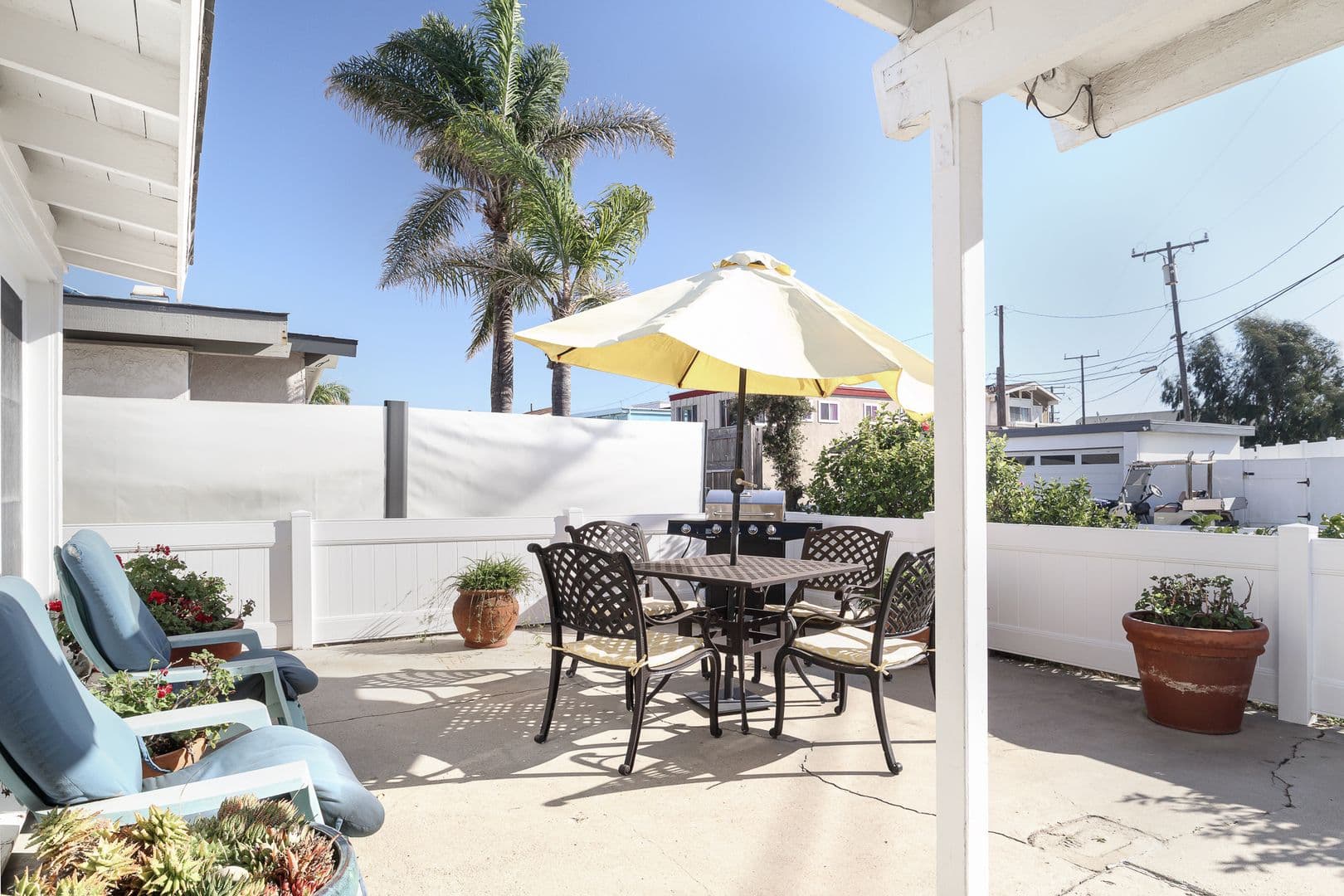 Oxnard Apartment: 207 Rossmore Drive