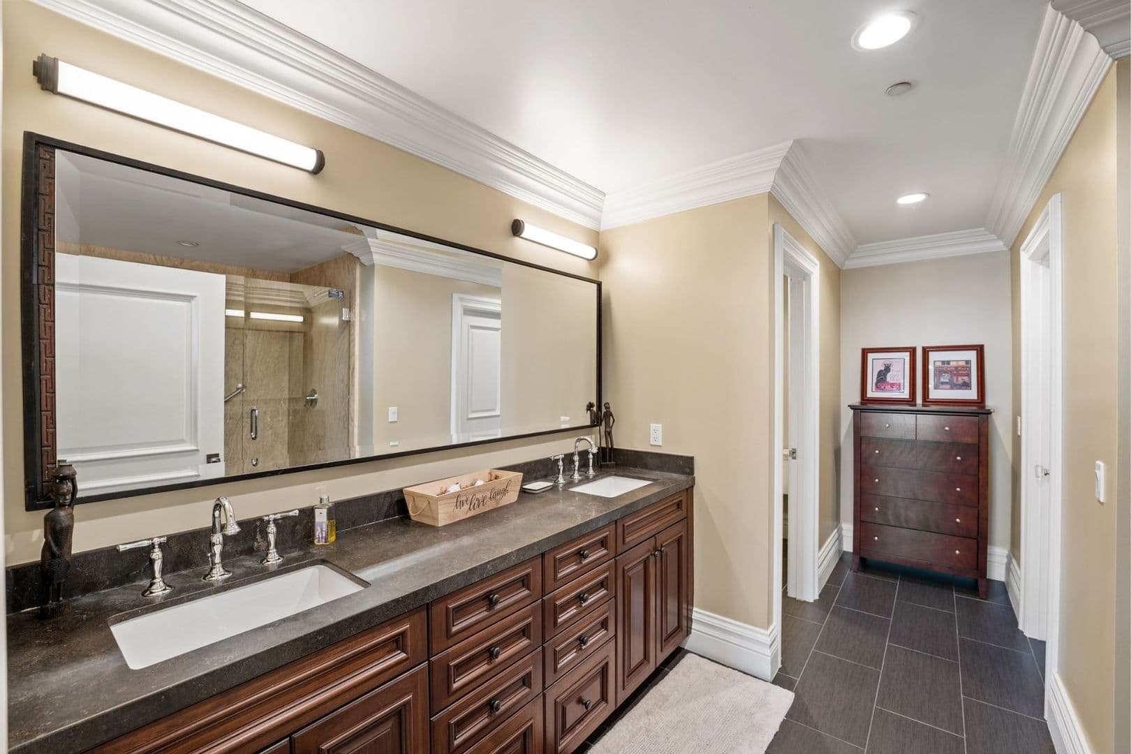 Oxnard House: 4490 Eastbourne Bay