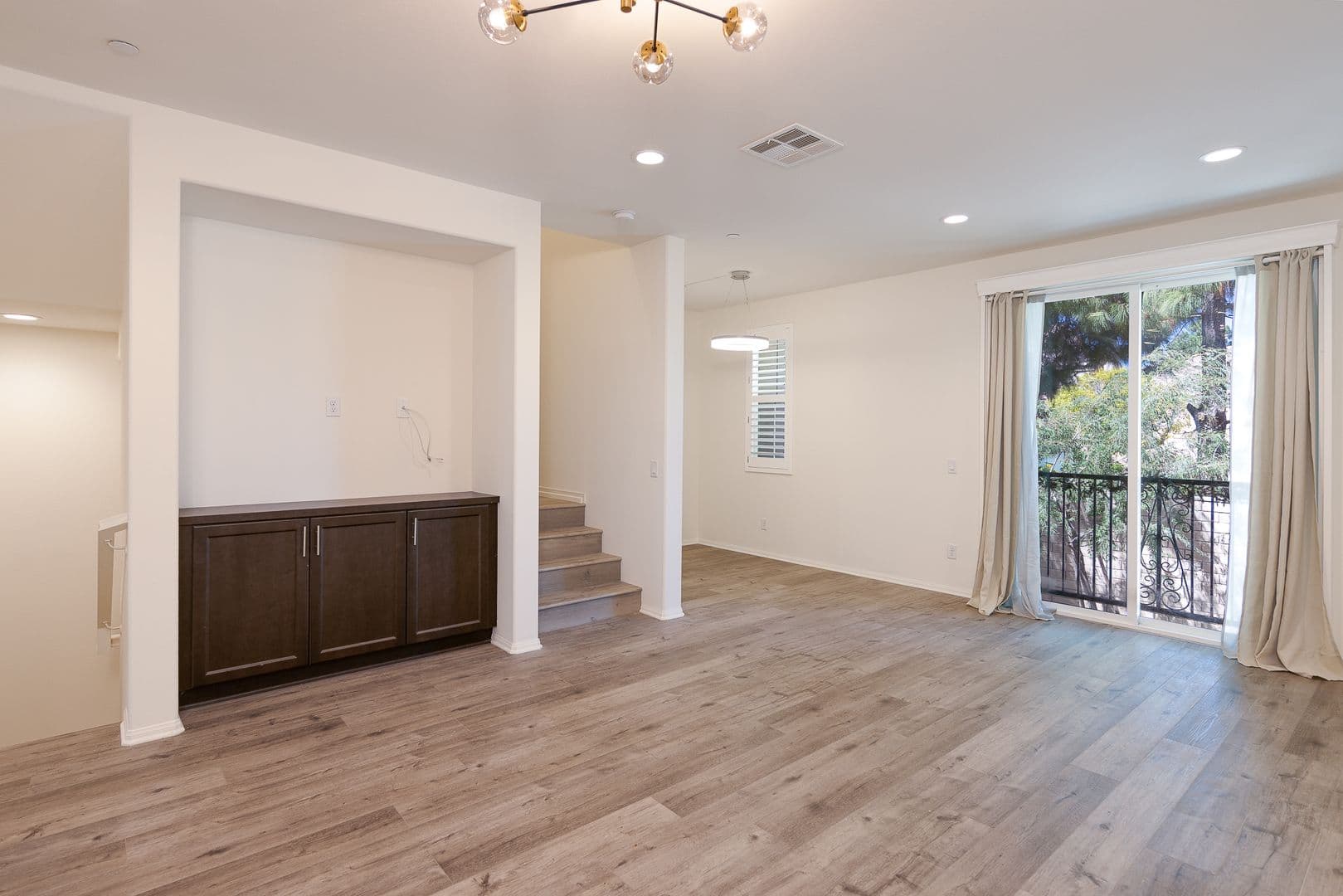 Camarillo House: 413 Castiano St