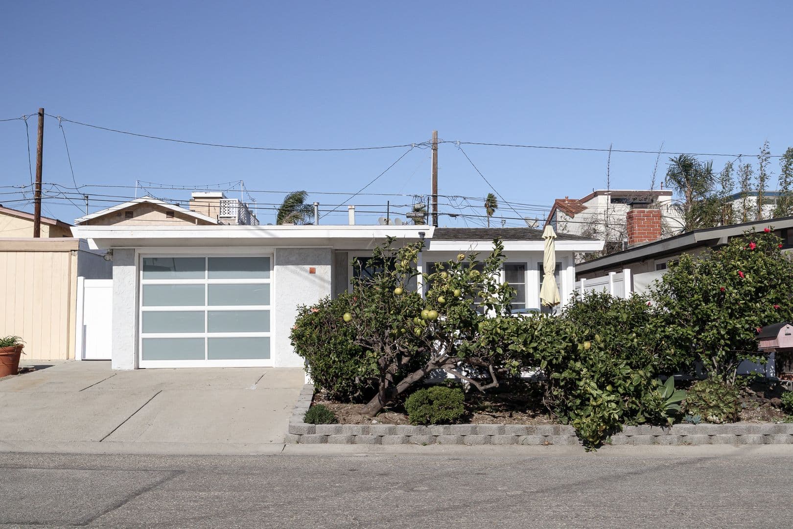 Oxnard Apartment: 207 Rossmore Drive