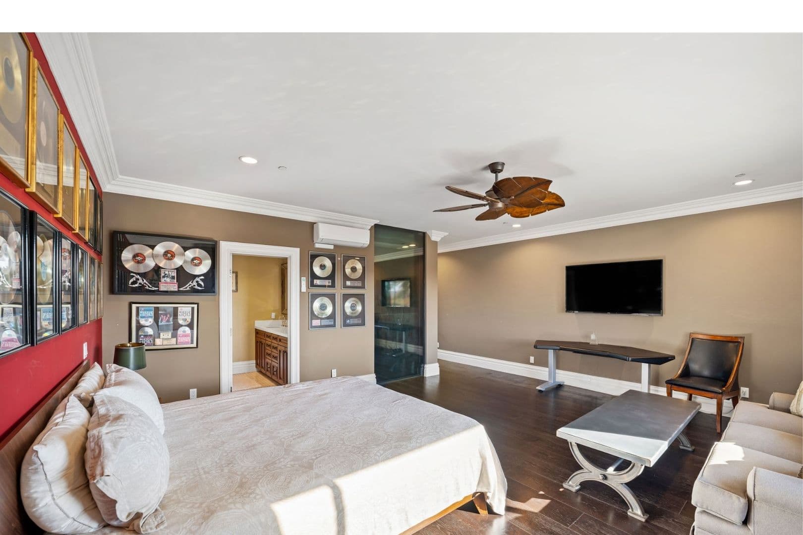 Oxnard House: 4490 Eastbourne Bay