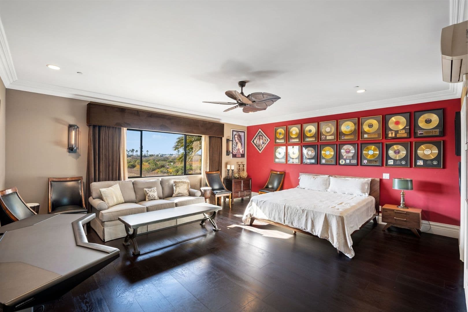 Oxnard House: 4490 Eastbourne Bay