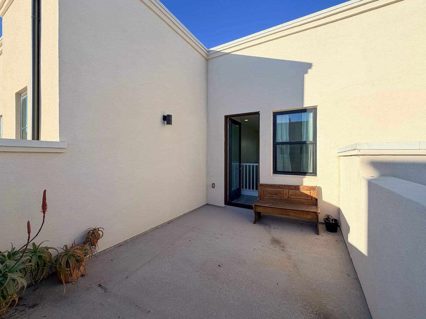 Ventura House: 1568 E Thompson Blvd
