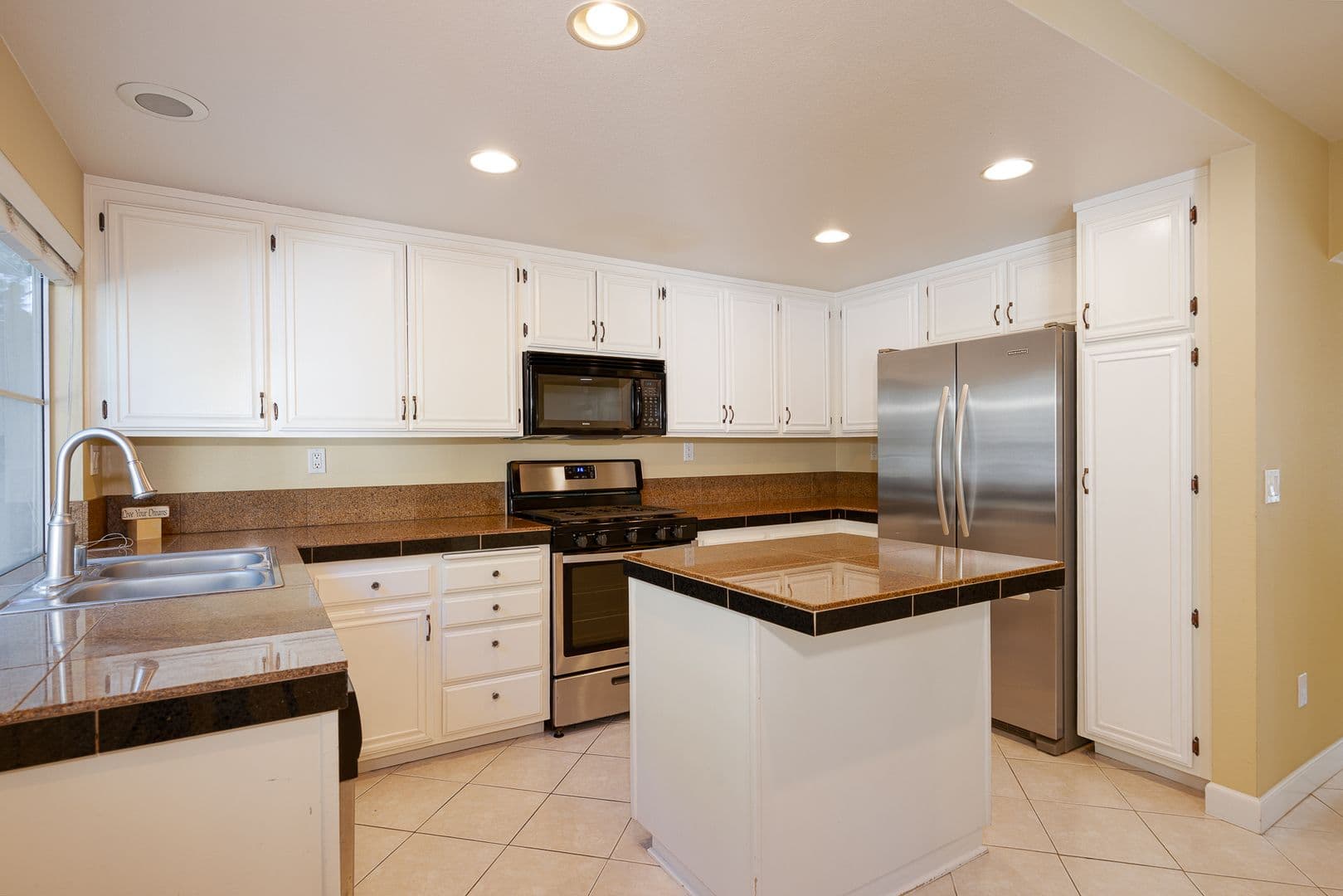 Ventura House: 935 Goodman St