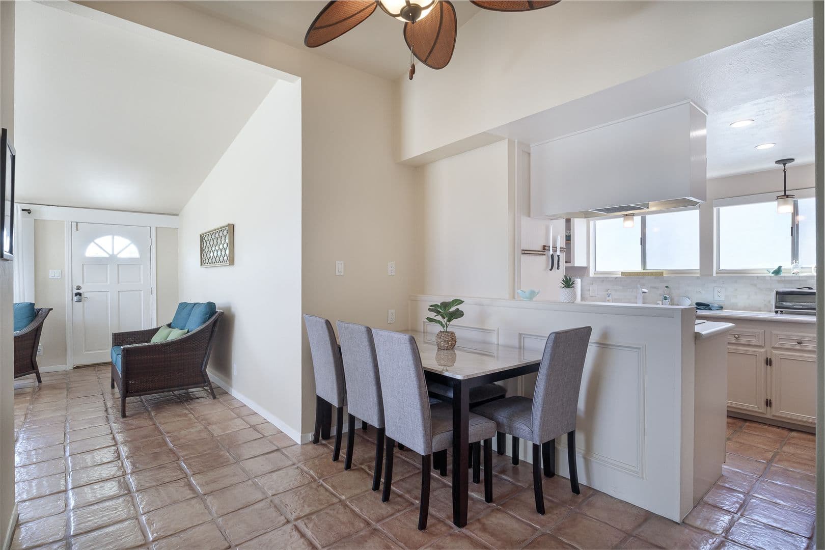 Oxnard Apartment: 207 Rossmore Drive