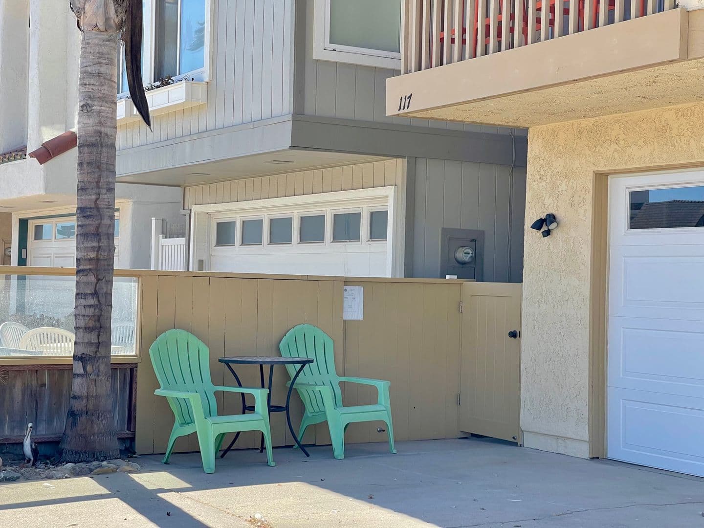 Oxnard House: 117 La Brea St