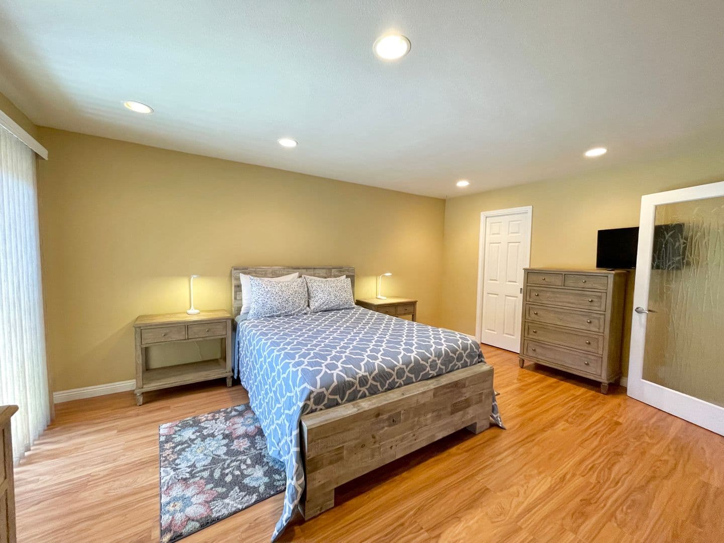 Oxnard House: 117 La Brea St