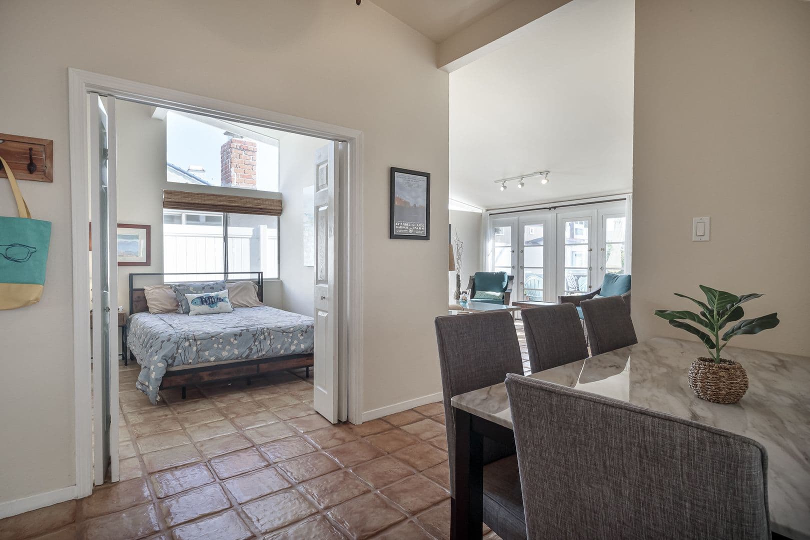 Oxnard Apartment: 207 Rossmore Drive