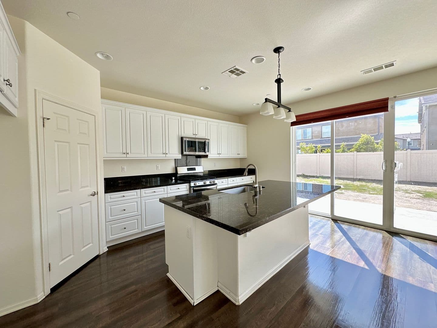 Oxnard House: 682 Seine River Way