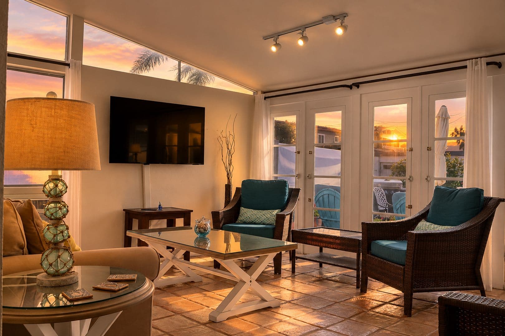 Oxnard Apartment: 207 Rossmore Drive