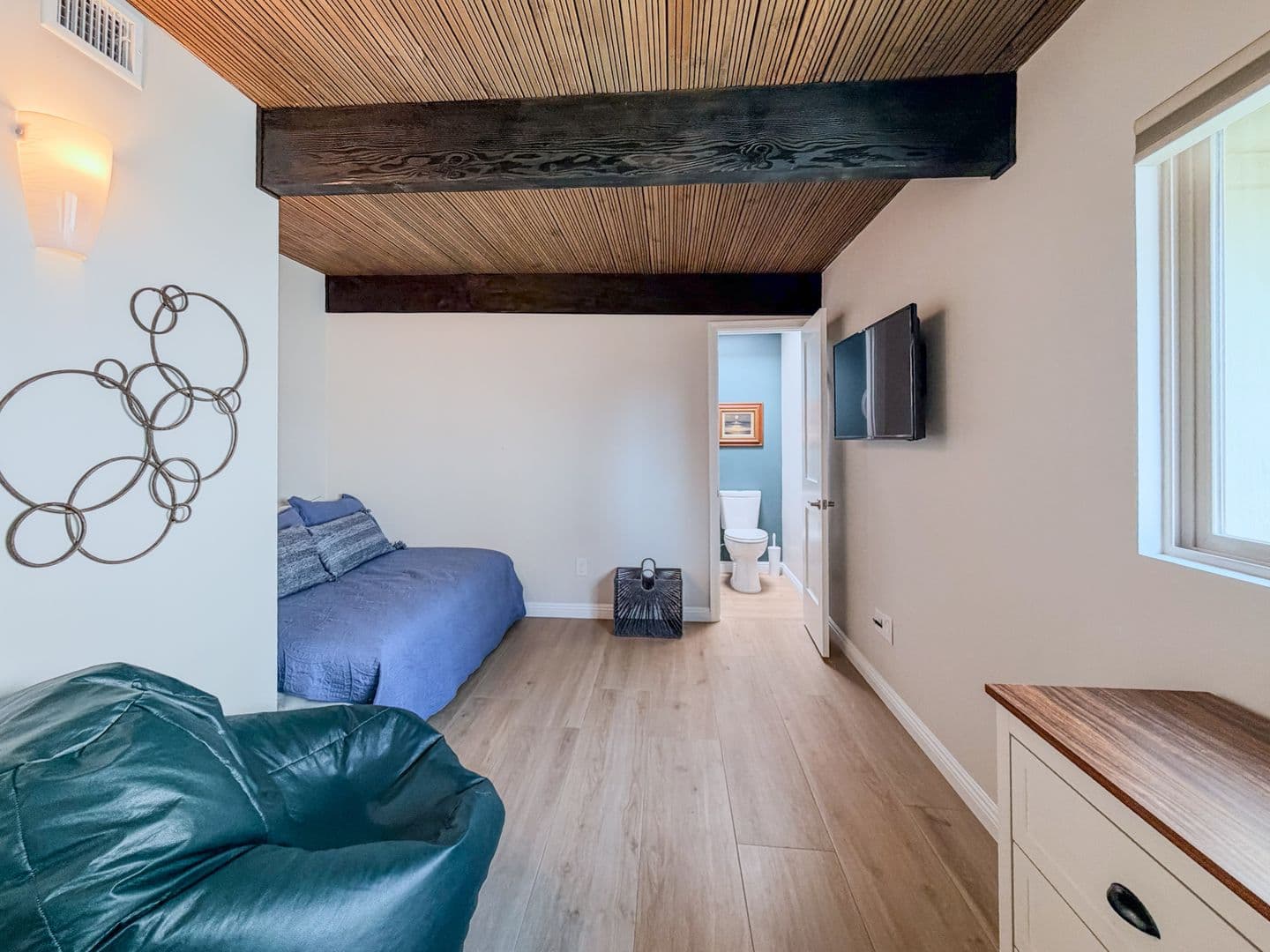 Ventura House: 1327 Devon Ln