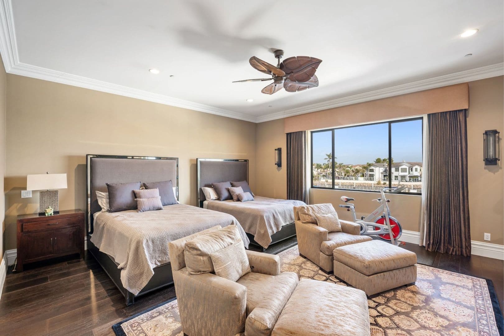 Oxnard House: 4490 Eastbourne Bay