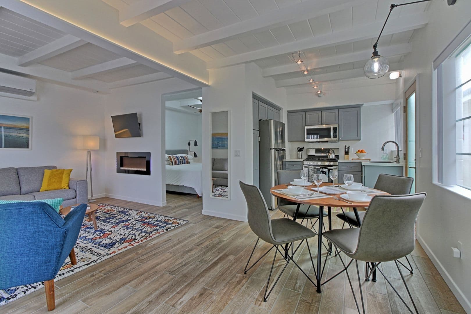 Ventura Apartment: 1072 Seaward