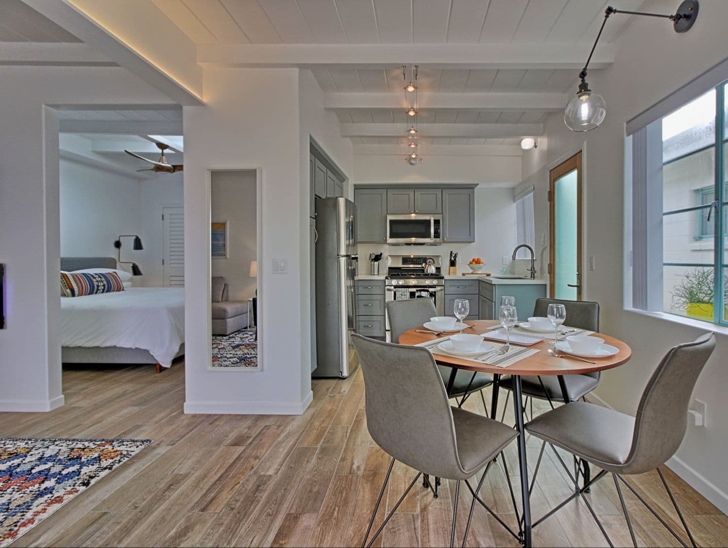 Ventura Apartment: 1072 Seaward