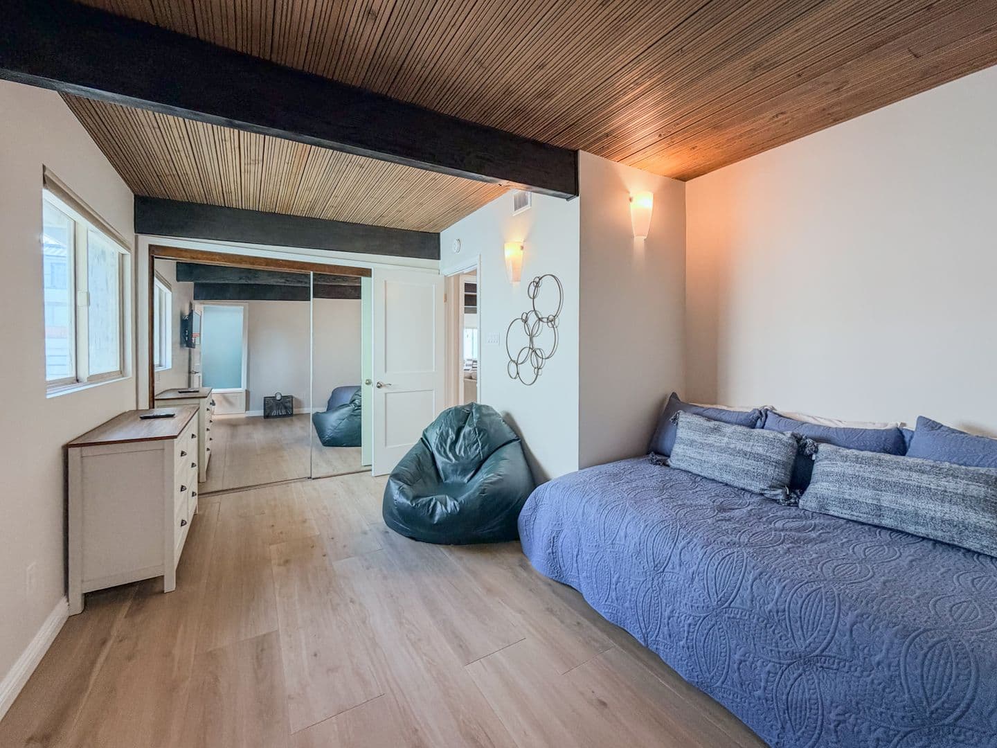 Ventura House: 1327 Devon Ln
