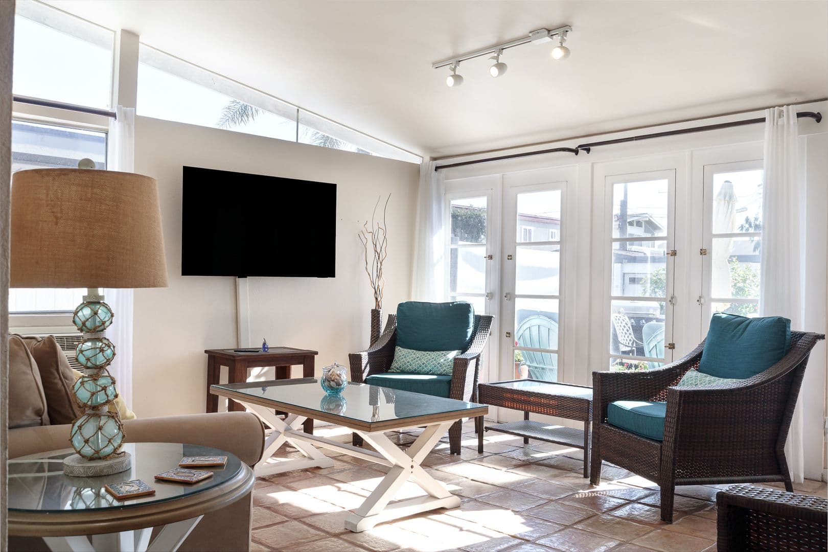 Oxnard Apartment: 207 Rossmore Drive