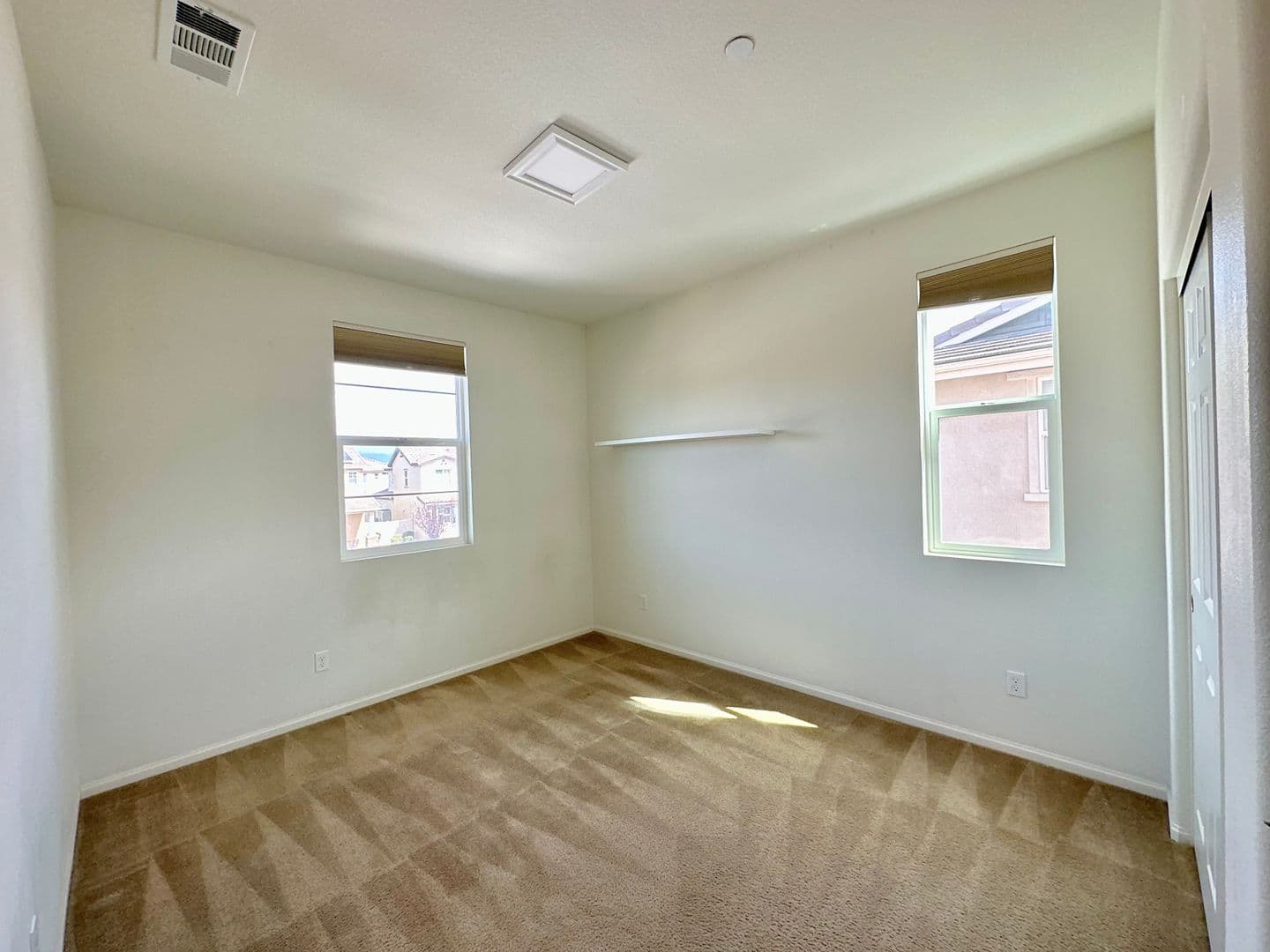 Oxnard House: 682 Seine River Way
