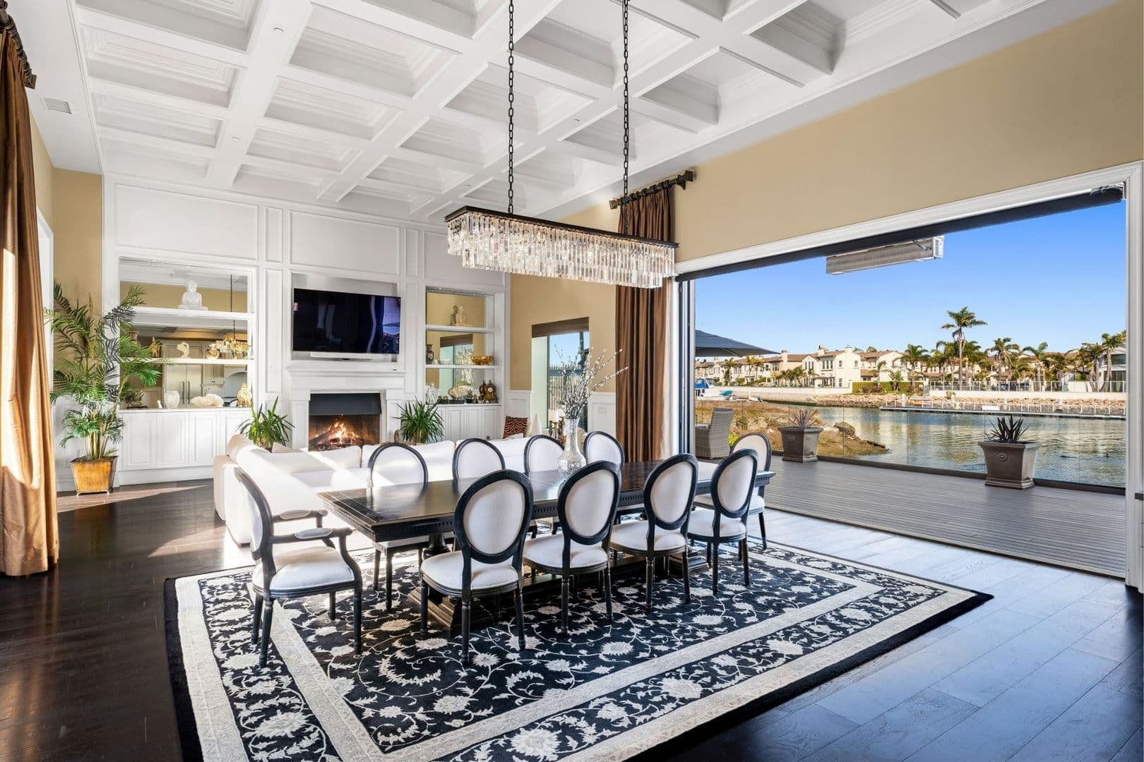 Oxnard House: 4490 Eastbourne Bay