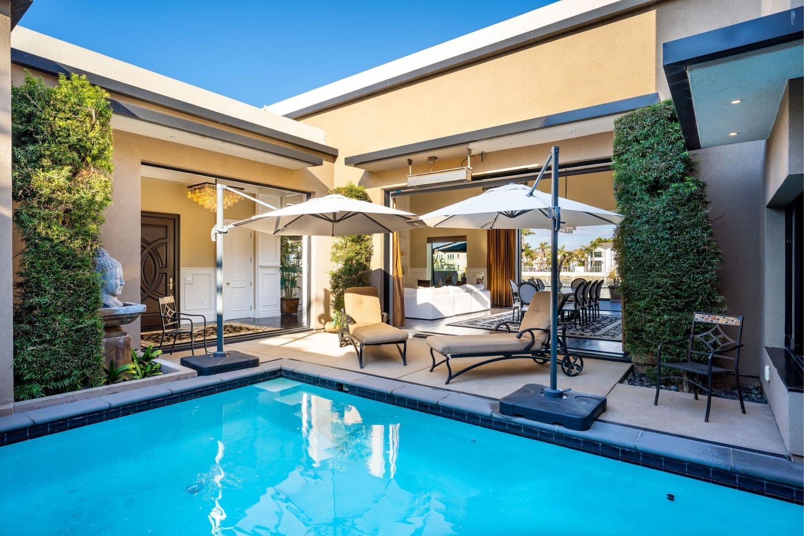 Oxnard House: 4490 Eastbourne Bay