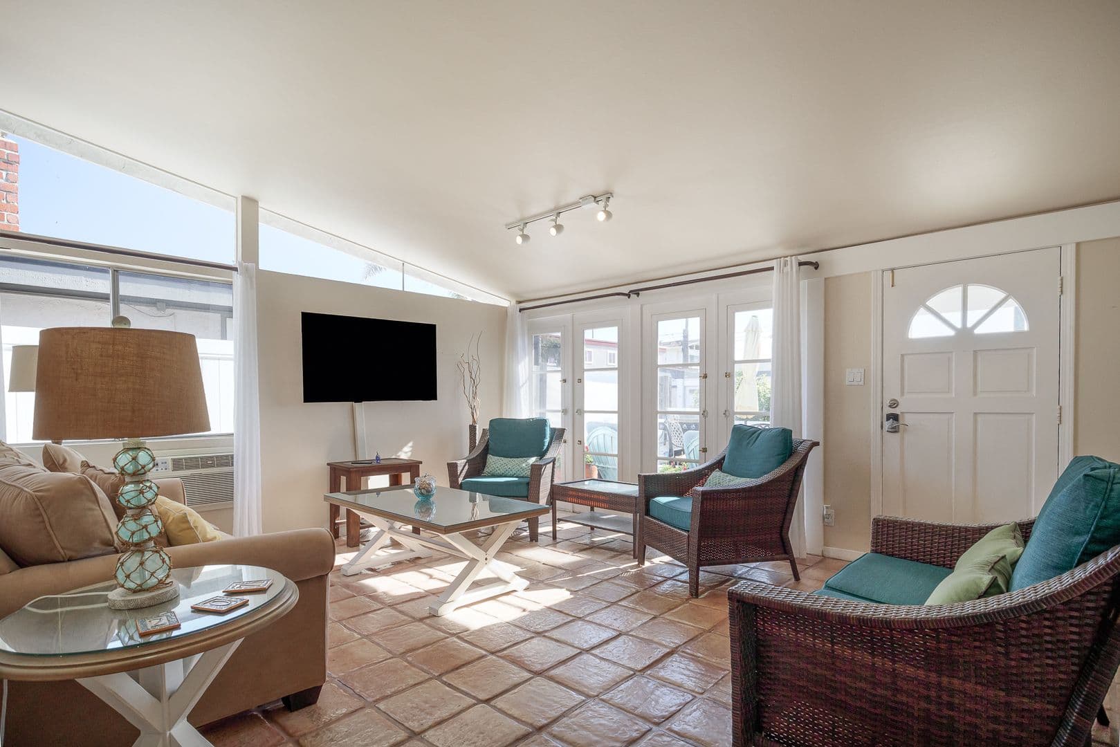 Oxnard Apartment: 207 Rossmore Drive