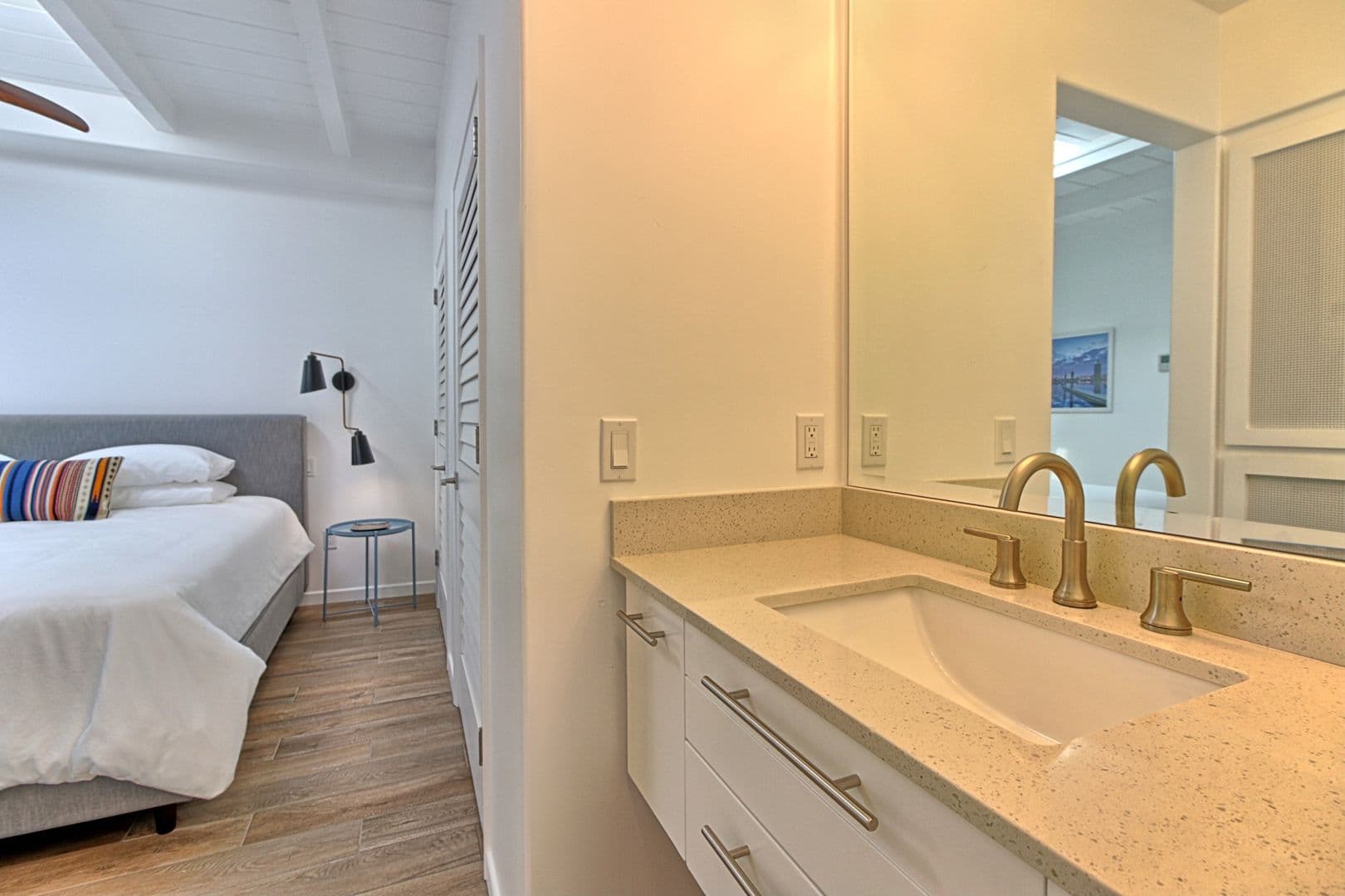 Ventura Apartment: 1072 Seaward