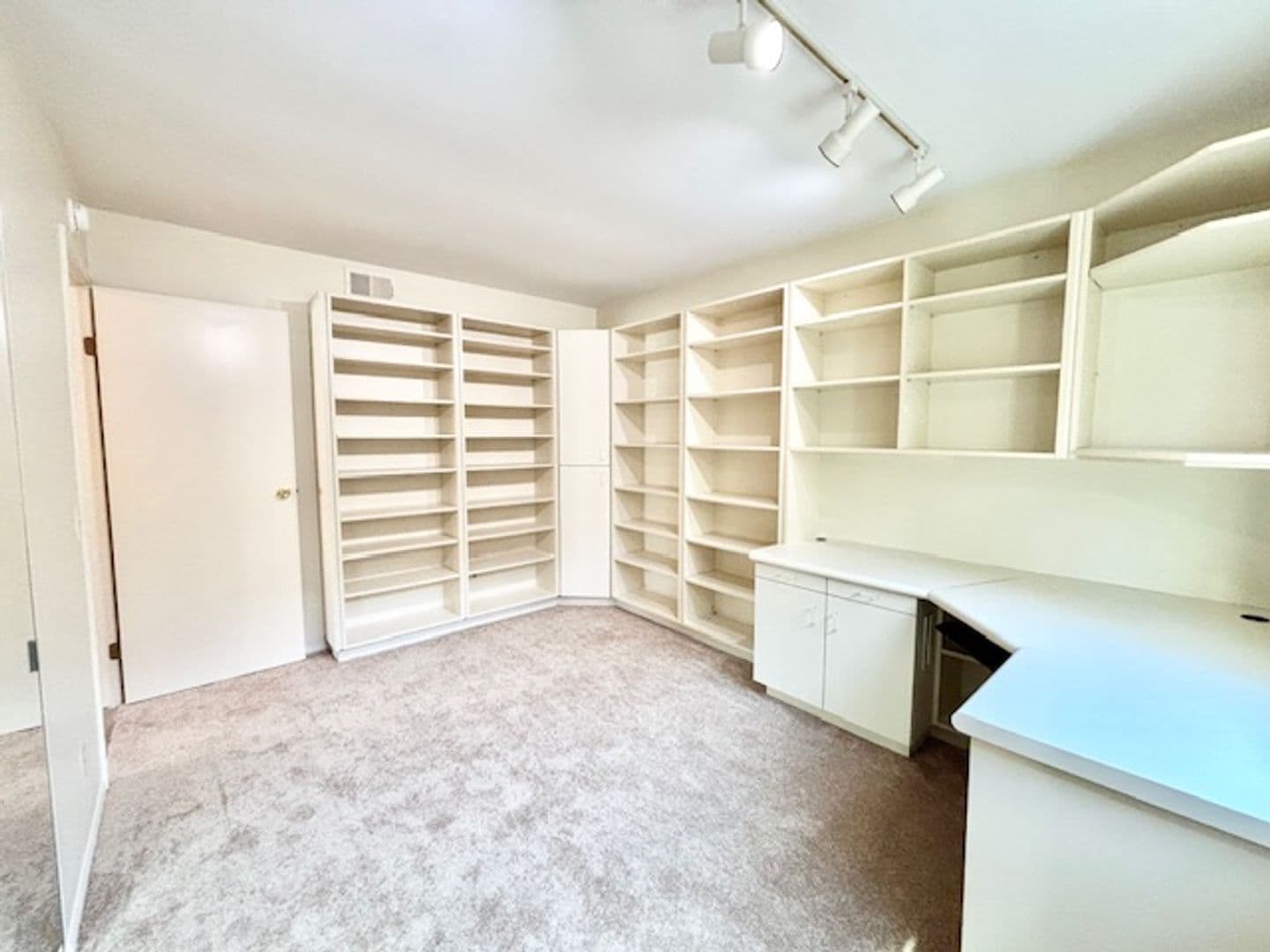 Port Hueneme House: 2556 Neptune Pl