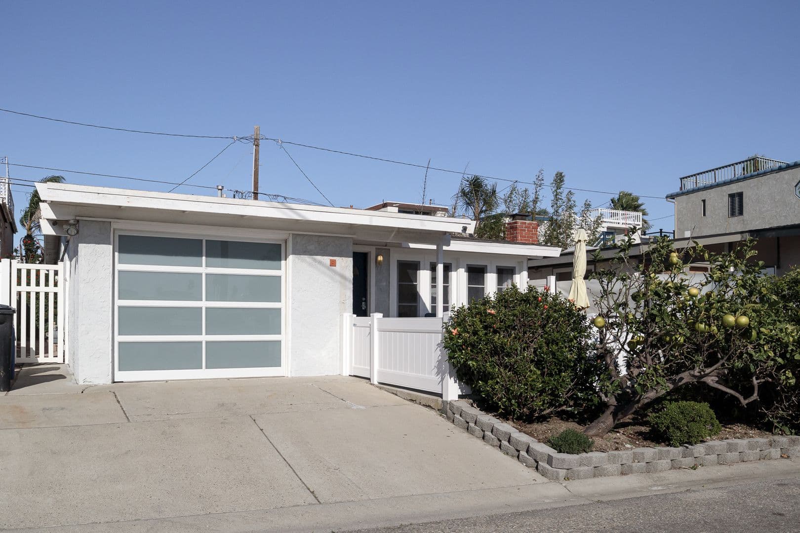 Oxnard Apartment: 207 Rossmore Drive