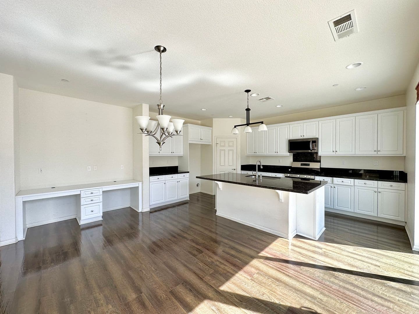 Oxnard House: 682 Seine River Way