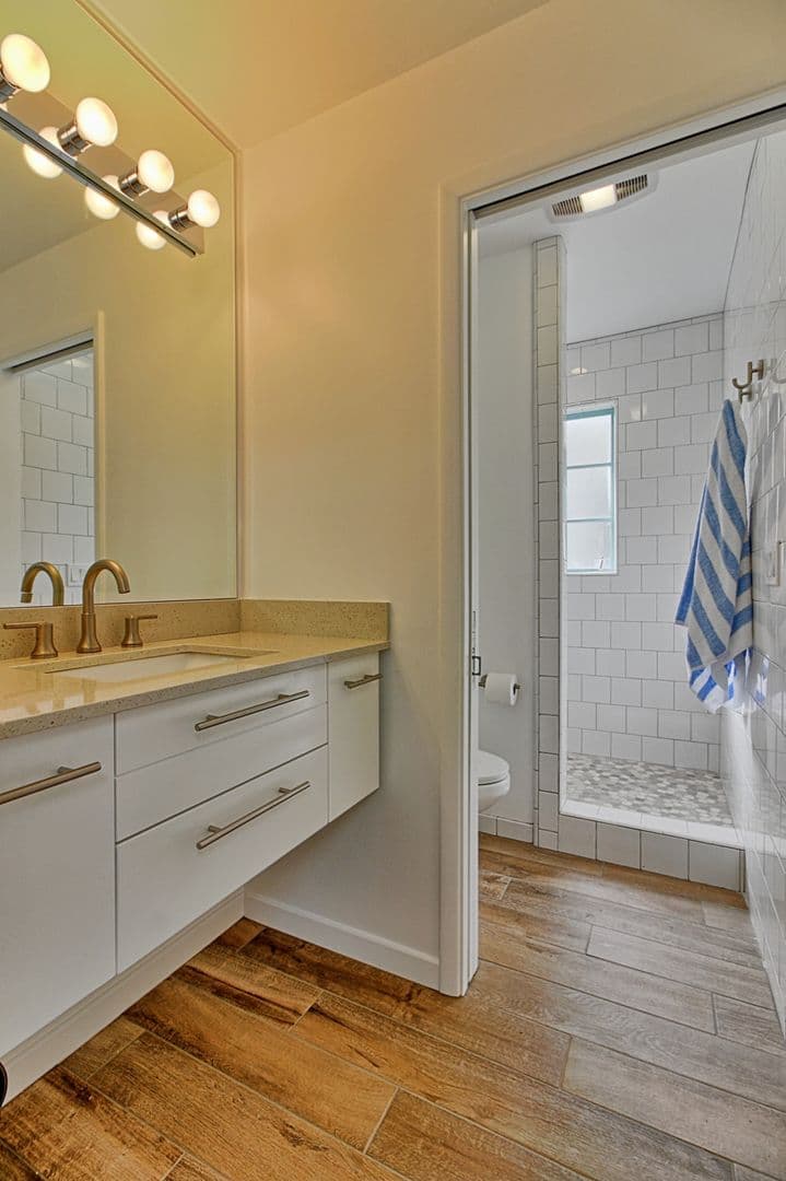Ventura Apartment: 1072 Seaward