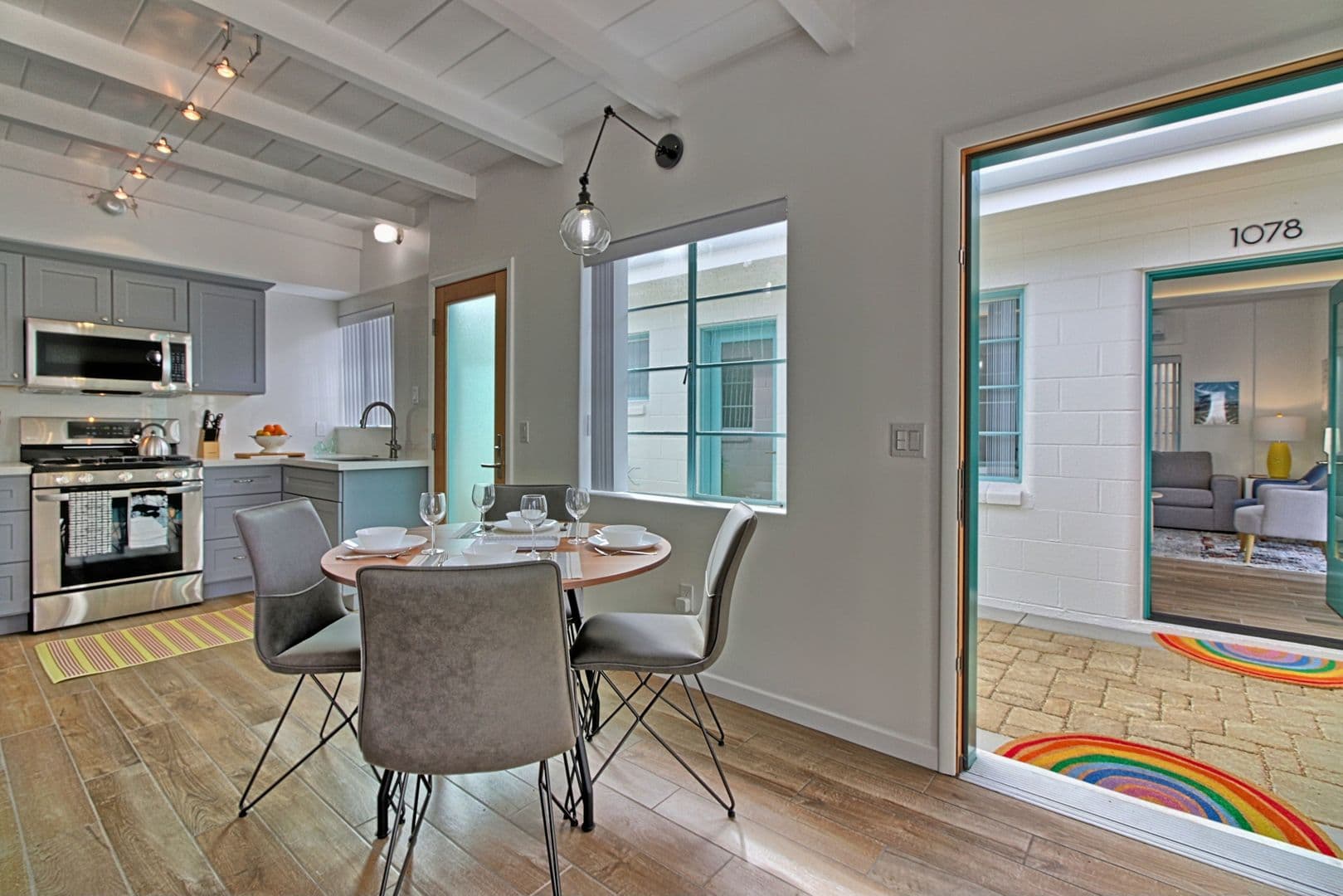 Ventura Apartment: 1072 Seaward