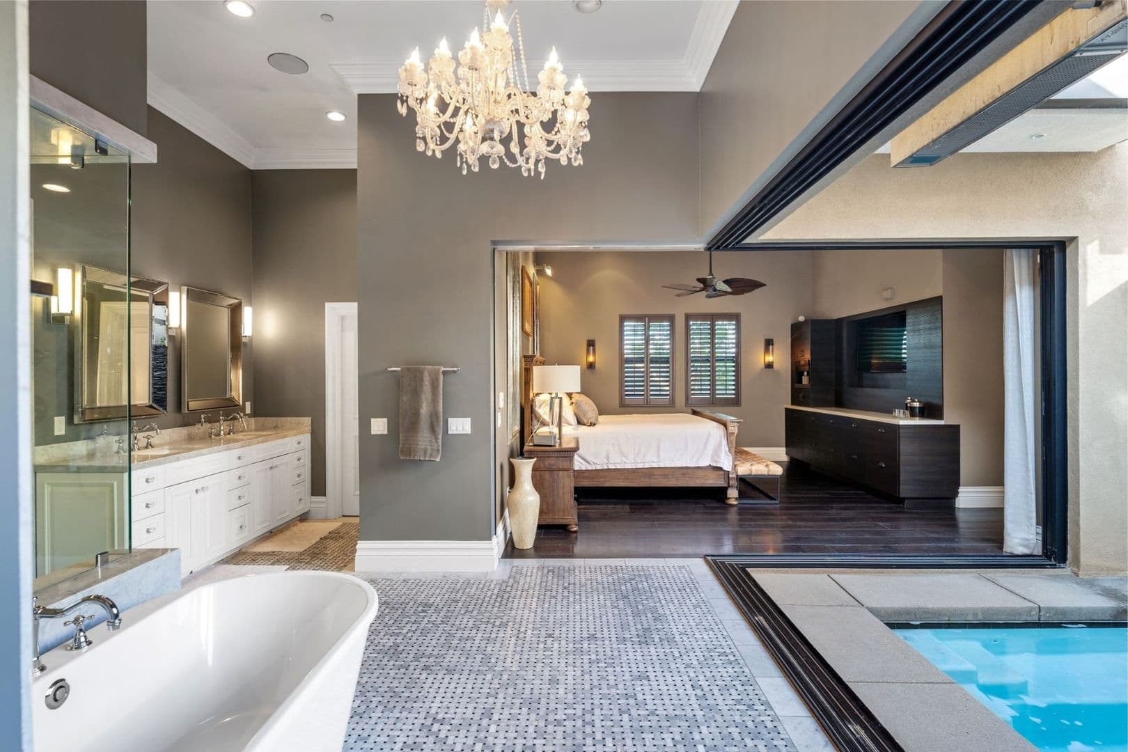 Oxnard House: 4490 Eastbourne Bay