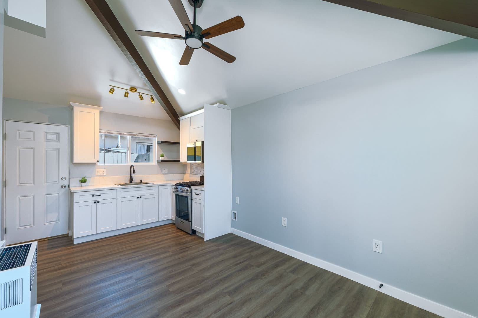 Oxnard Apartment: 502-506 E Hemlock St
