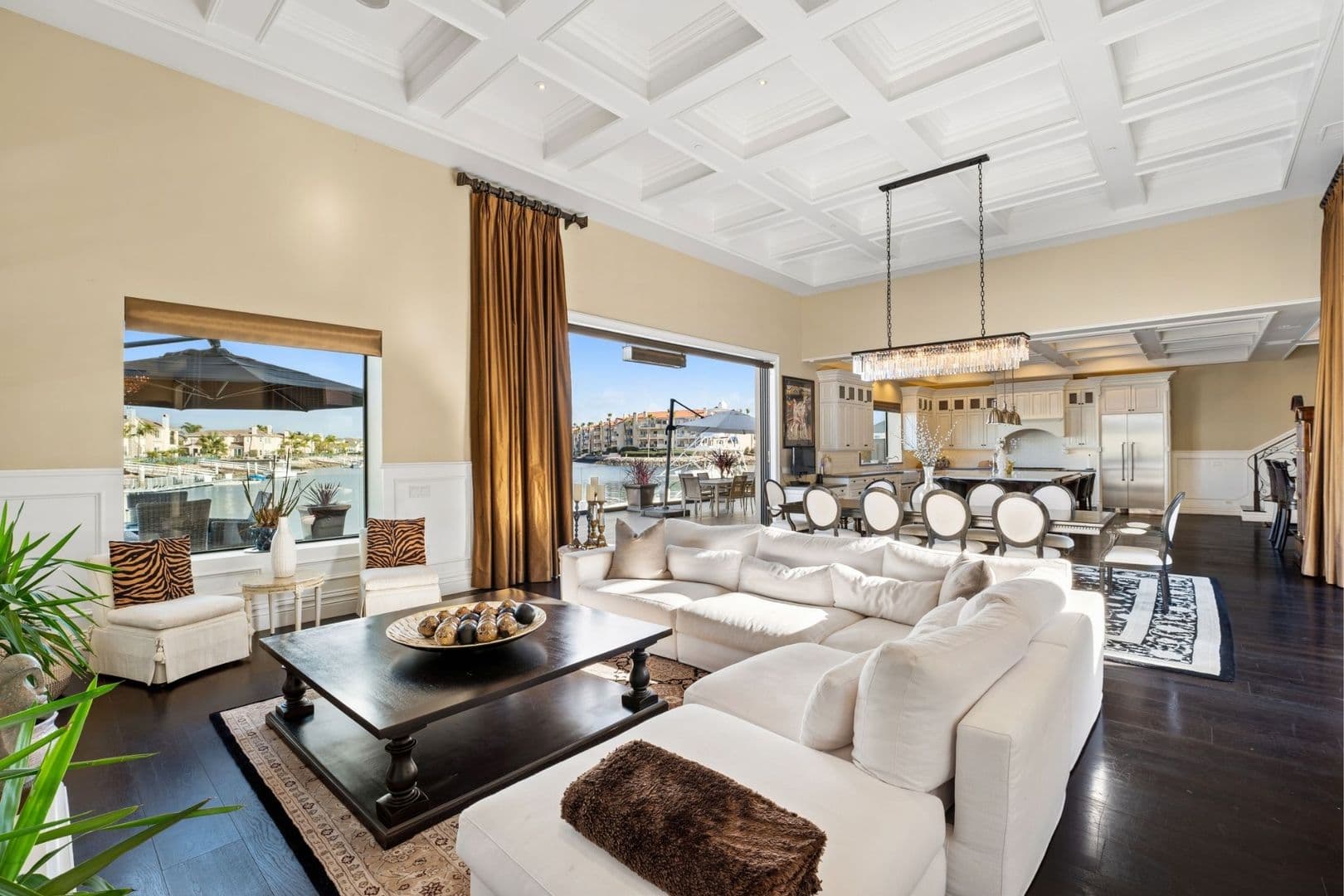 Oxnard House: 4490 Eastbourne Bay