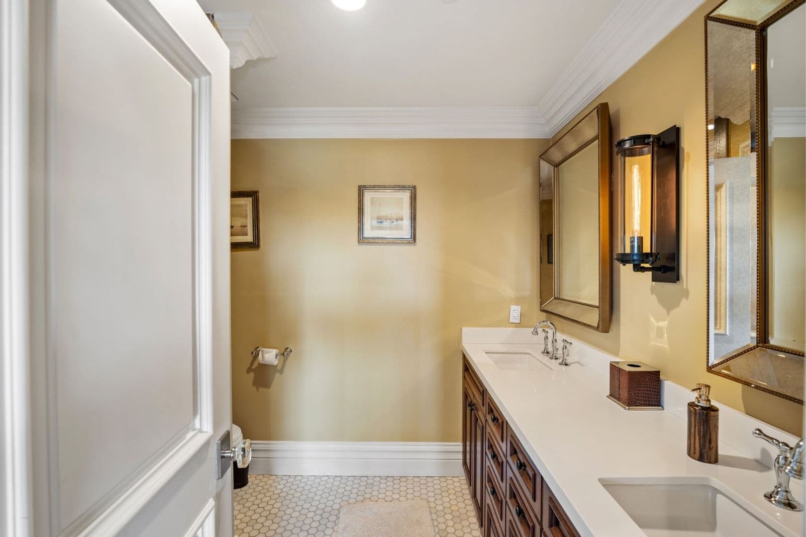 Oxnard House: 4490 Eastbourne Bay