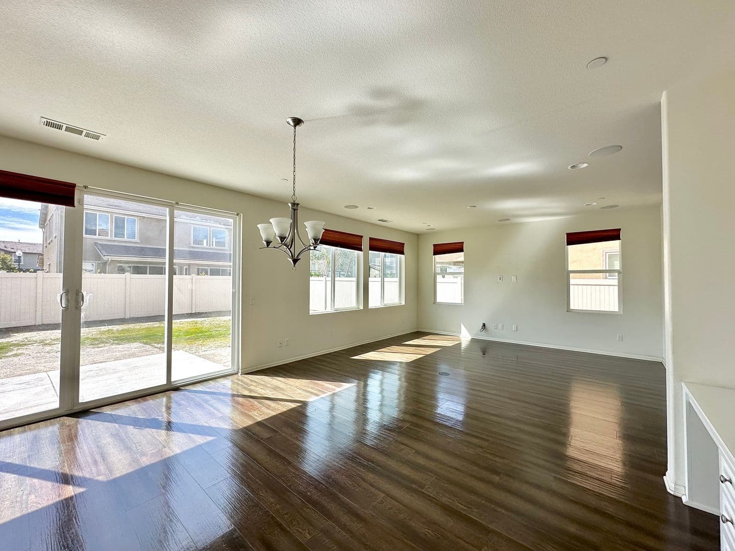 Oxnard House: 682 Seine River Way