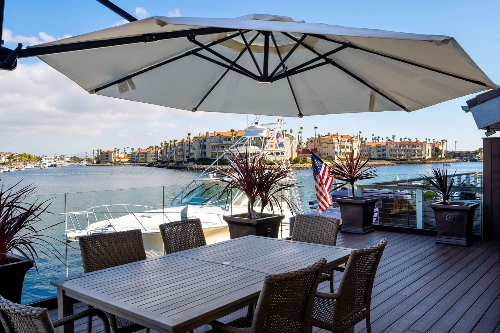 Oxnard House: 4490 Eastbourne Bay