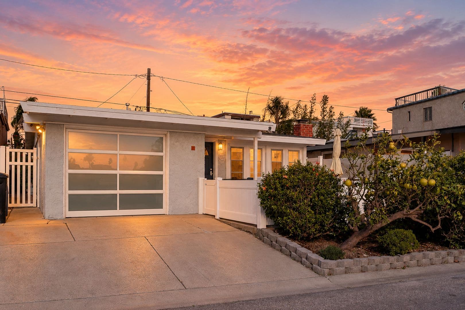 Oxnard Apartment: 207 Rossmore Drive