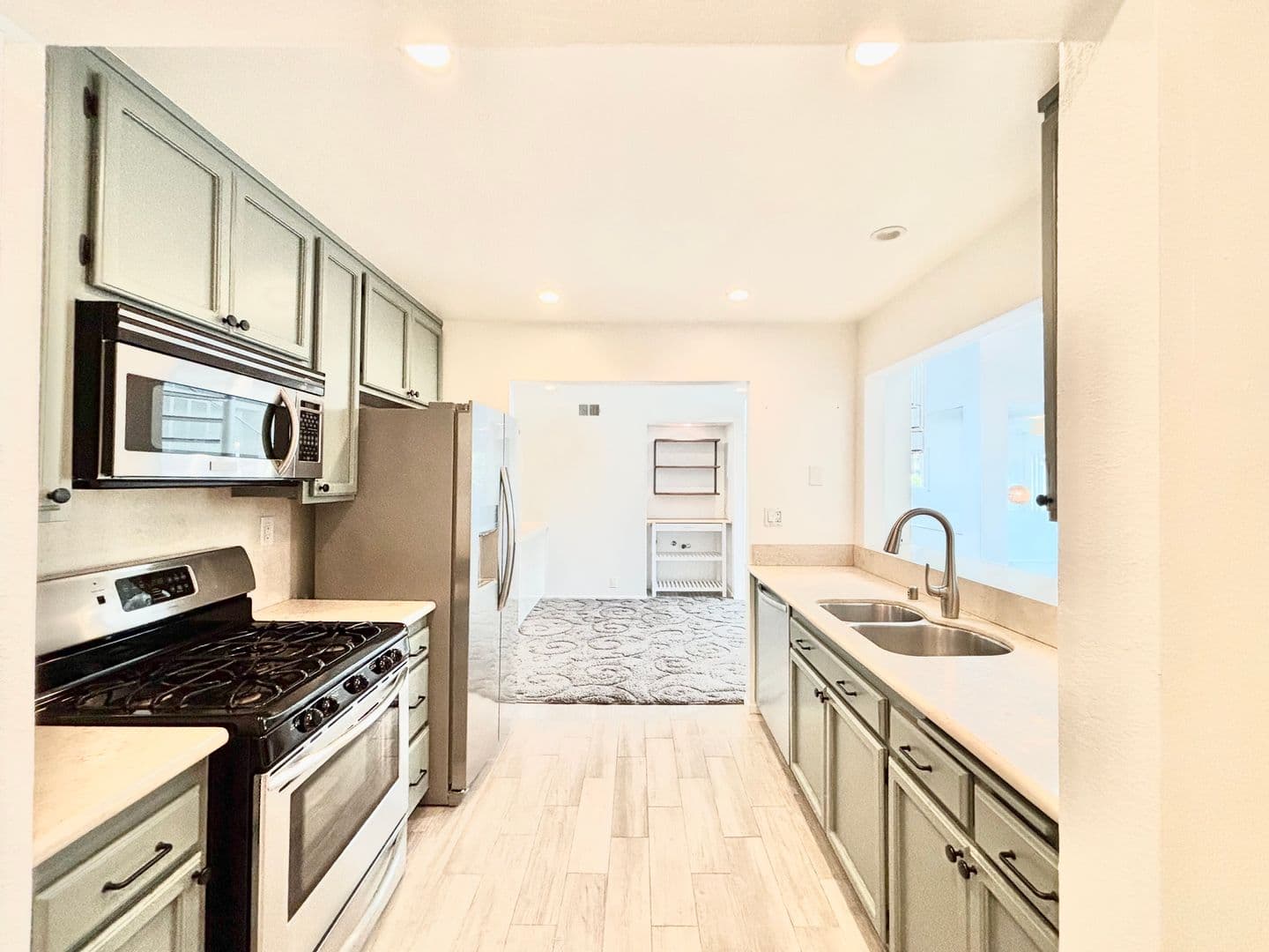Oxnard House: 2287 Martinique Ln