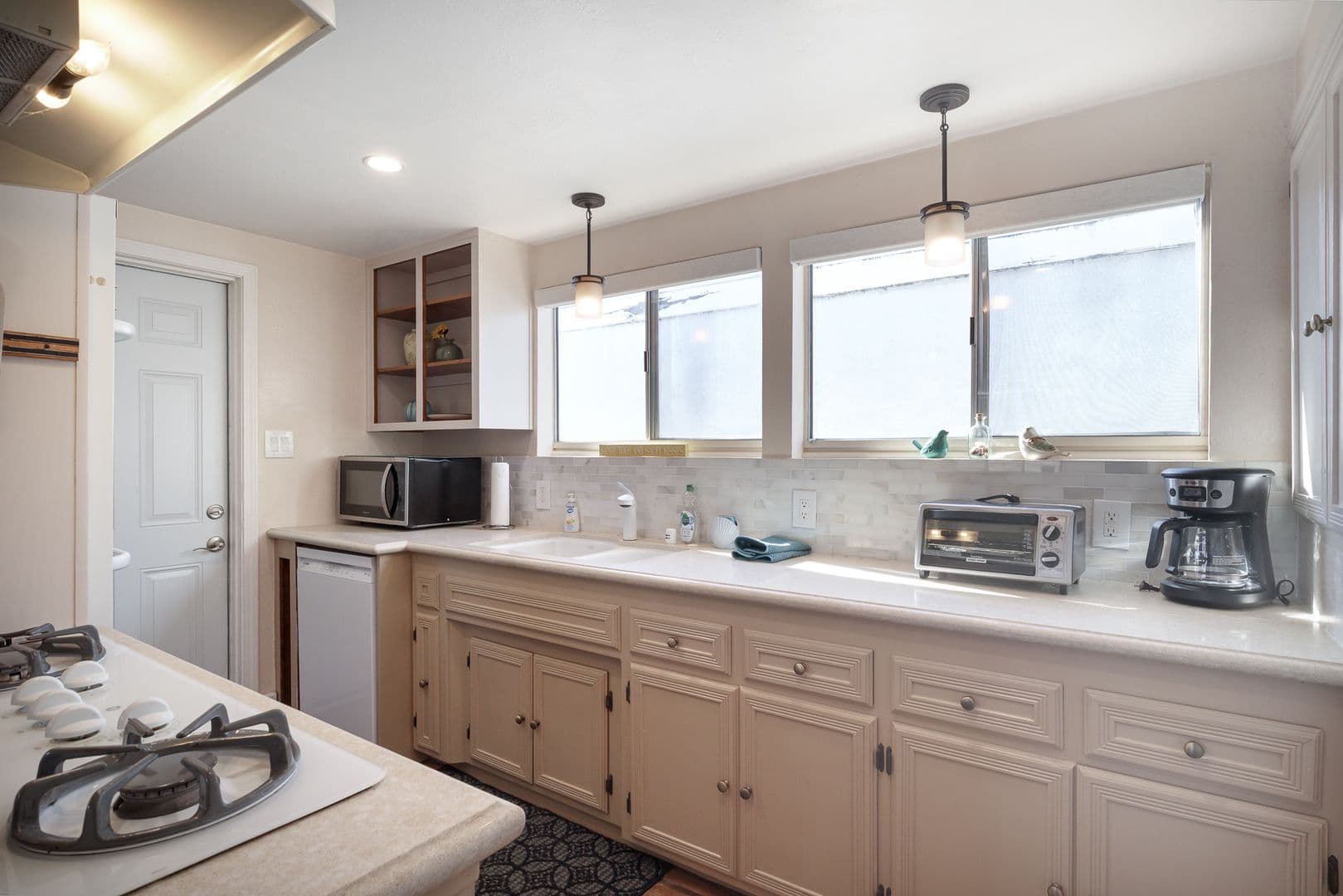 Oxnard Apartment: 207 Rossmore Drive