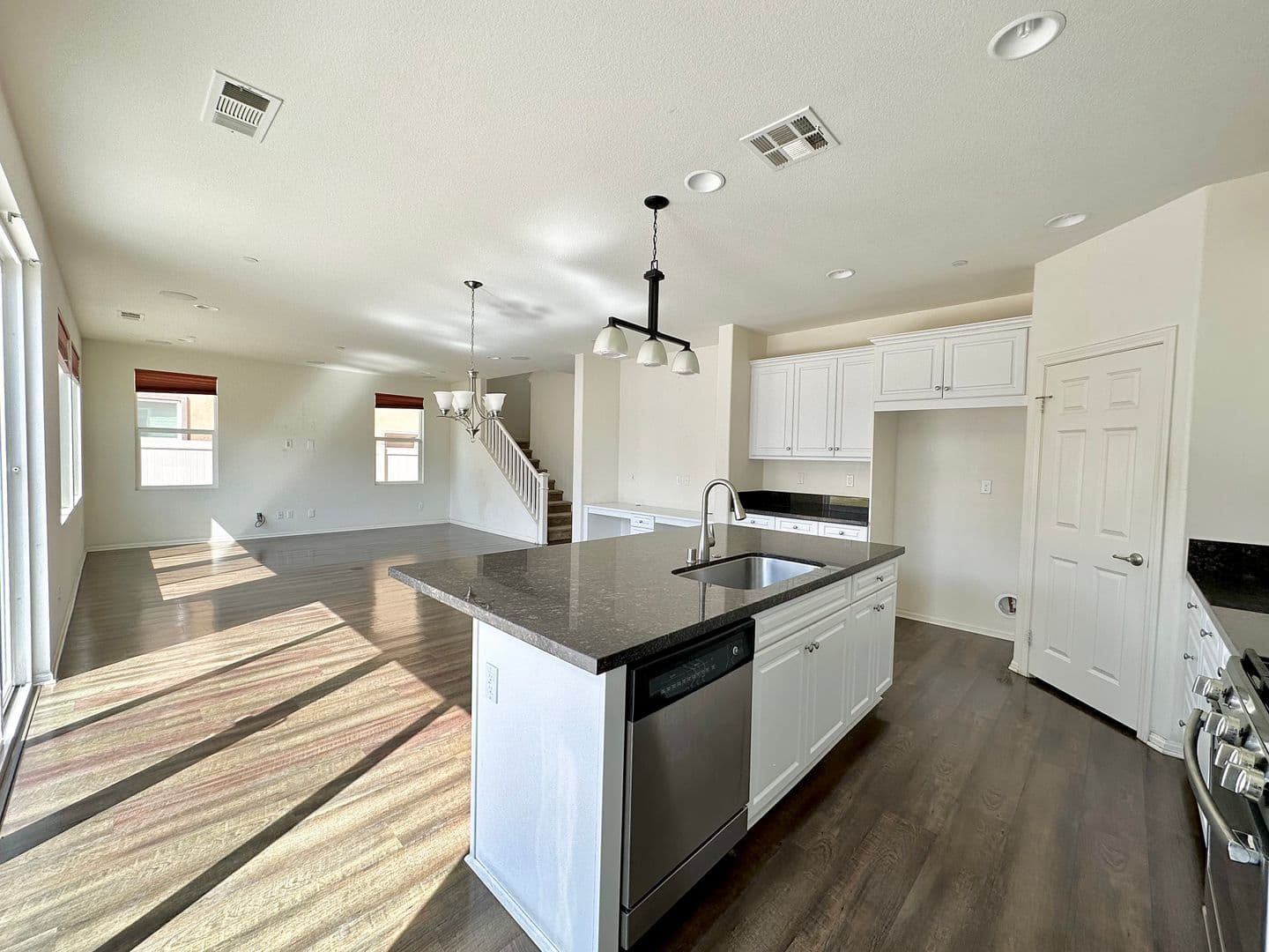 Oxnard House: 682 Seine River Way