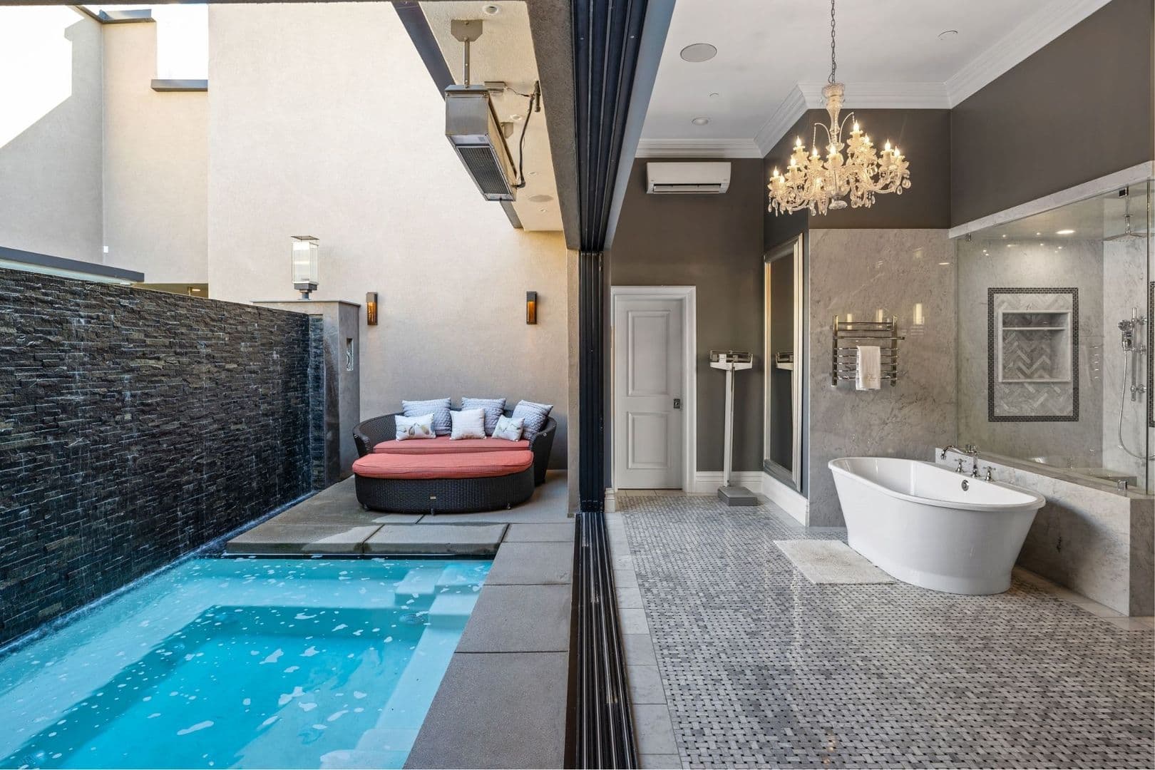 Oxnard House: 4490 Eastbourne Bay