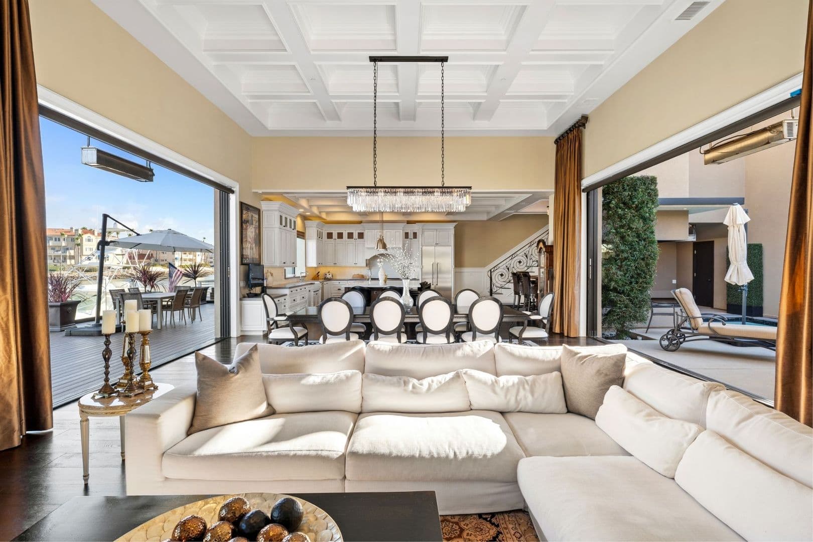 Oxnard House: 4490 Eastbourne Bay