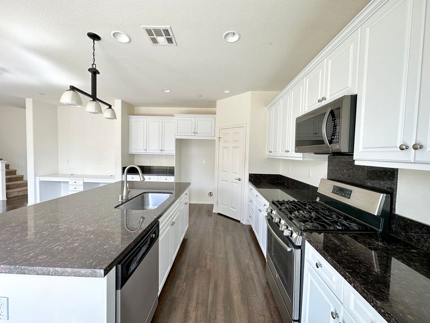 Oxnard House: 682 Seine River Way