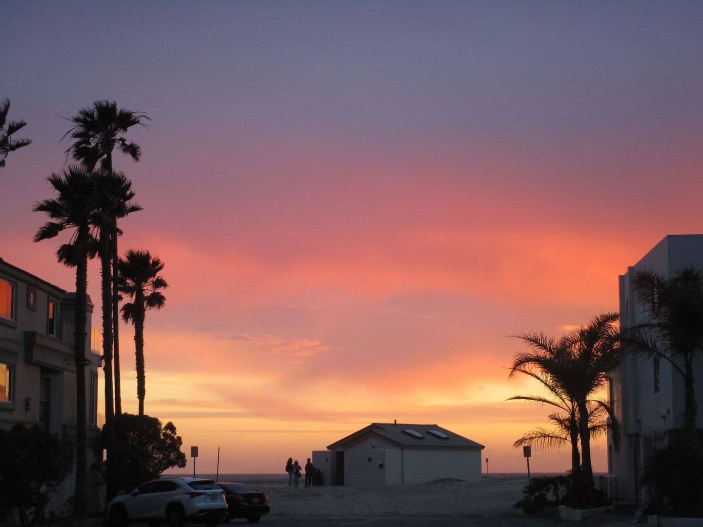 Oxnard House: 117 La Brea St