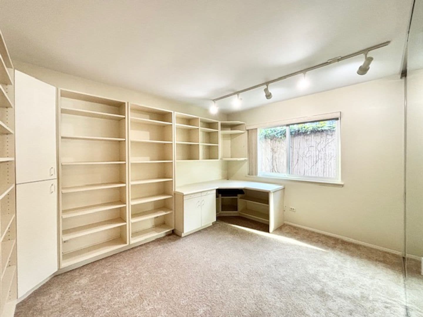 Port Hueneme House: 2556 Neptune Pl