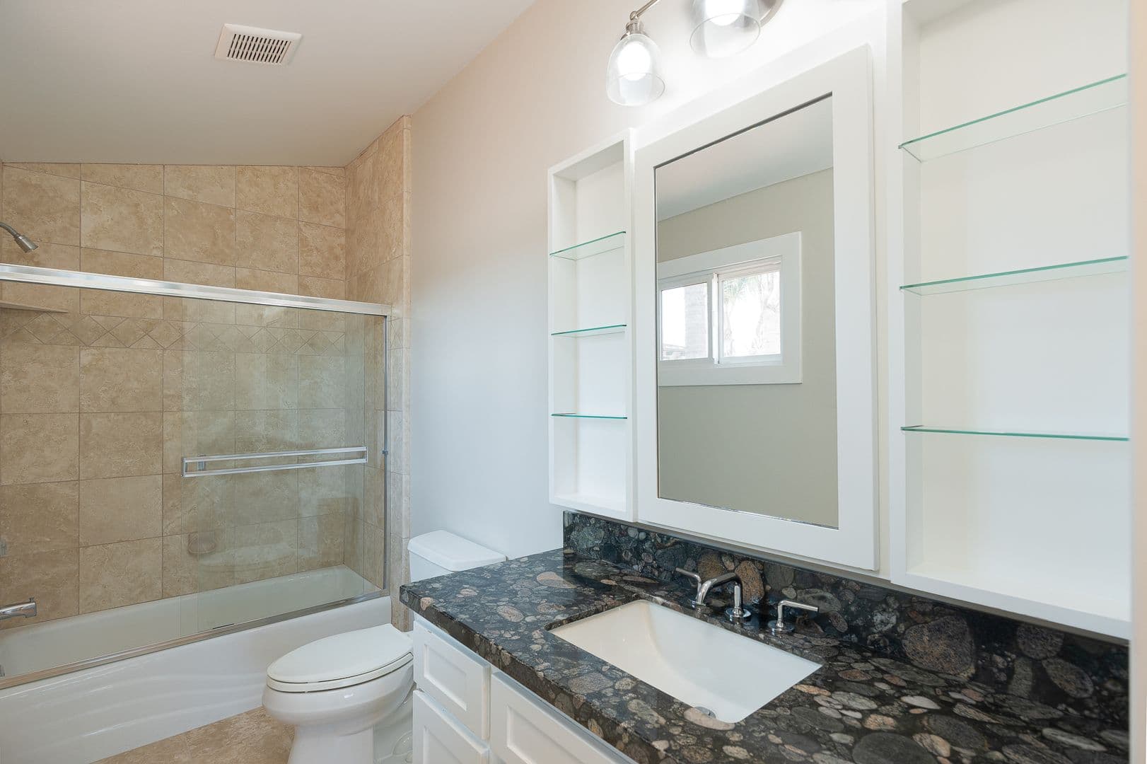 Oxnard House: 4211 W Hemlock St