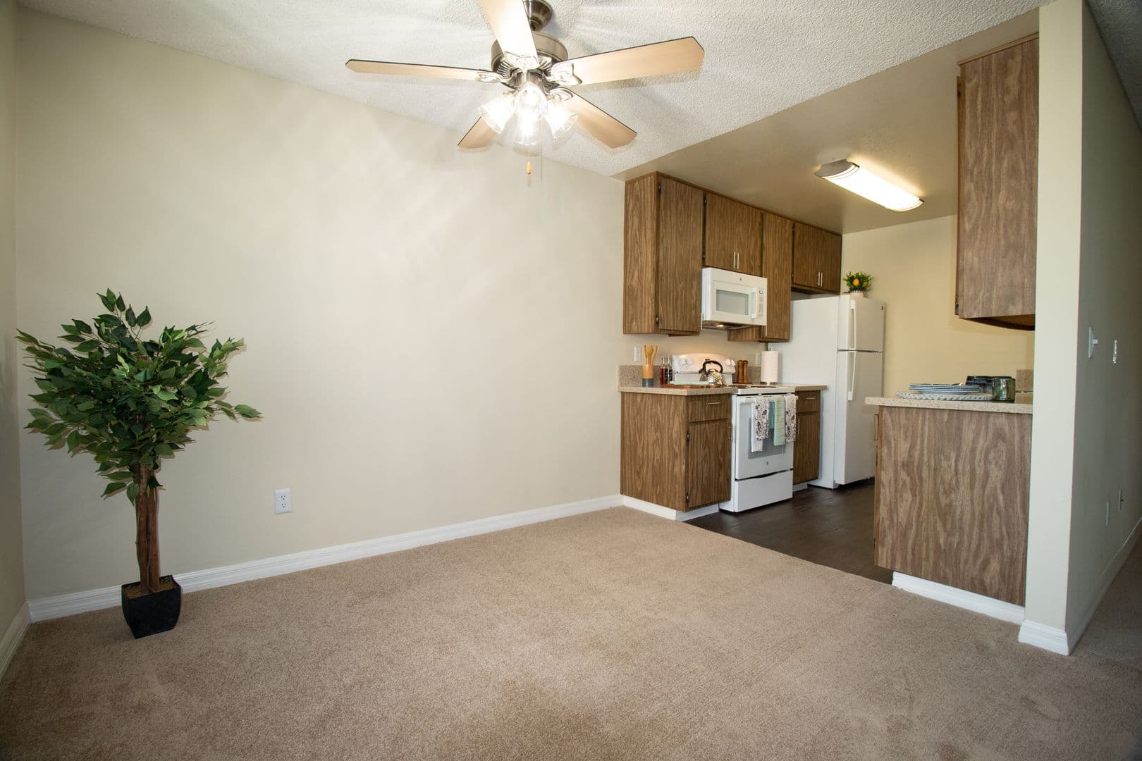 San Diego Apartment: 9585 Gold Coast Dr