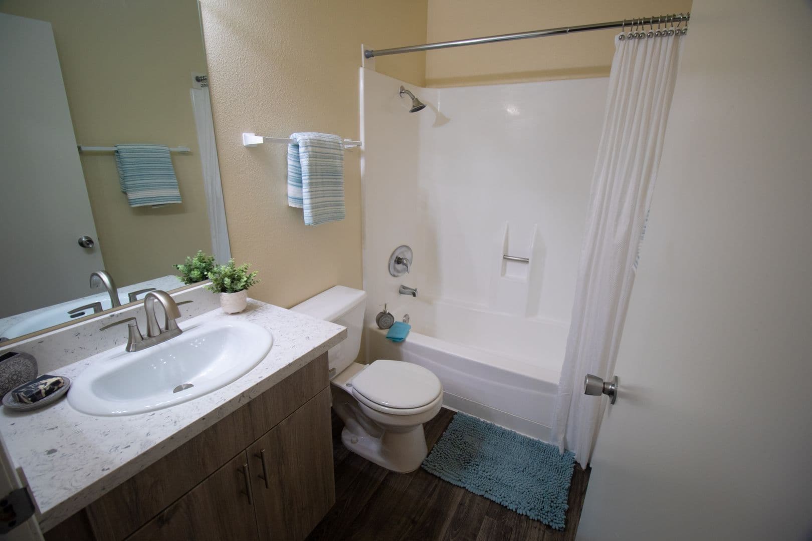 San Diego Apartment: 9585 Gold Coast Dr